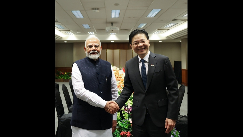 modi-meets-singapore-pm-signs-mous-on-digital-tech-health